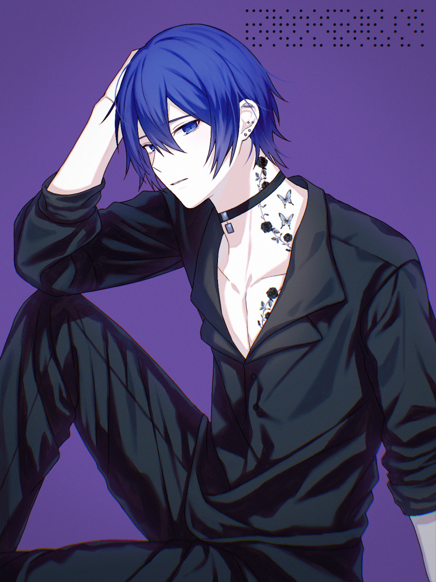 1boy black_choker black_pants black_shirt blue_eyes blue_hair choker dark_blue_hair guilty_(module) hair_between_eyes highres kaito_(vocaloid) knee_up light_frown looking_at_viewer neck_tattoo pale_skin pants pectorals project_diva_(series) purple_background samecan shirt short_hair sitting solo tattoo upper_body vocaloid