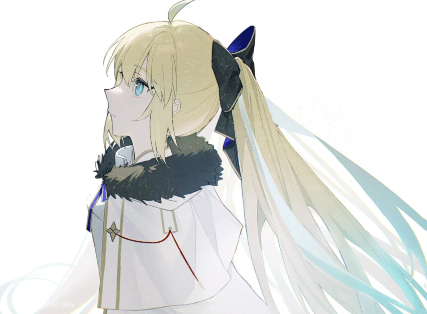 1girl ahoge black_bow blonde_hair blue_bow blue_bowtie blue_eyes bow bowtie capelet commentary english_commentary fate/grand_order fate_(series) from_side frown fur-trimmed_capelet fur_trim gradient_hair green_hair hair_bow idass_(idass16) lofter_username long_hair looking_up multicolored_hair ponytail shirt simple_background solo tonelico_(fate) tonelico_(second_ascension)_(fate) upper_body very_long_hair white_background white_capelet white_shirt