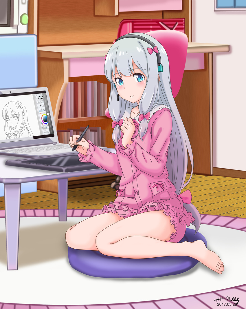 artist_name barefoot bedroom blush bow closed_mouth collarbone commentary_request computer dated desk drawing eromanga_sensei frills grey_hair hair_bow headset highres holding indoors izumi_sagiri laptop long_hair long_sleeves low-tied_long_hair nihility pajamas pink_bow signature sitting smile solo stylus thighs wariza