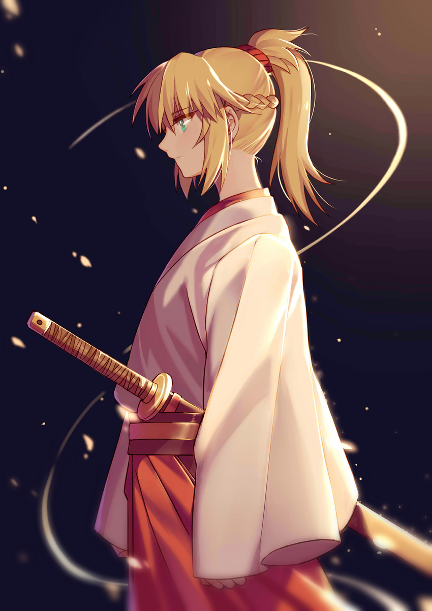 absurdres bangs blurry braid chinese_commentary closed_mouth commentary_request depth_of_field eyebrows_visible_through_hair fate/apocrypha fate_(series) from_side green_eyes hakama highres japanese_clothes long_sleeves mordred_(fate) mordred_(fate)_(all) ponytail profile shinai sidelocks solo sword upper_body weapon wide_sleeves yorukun