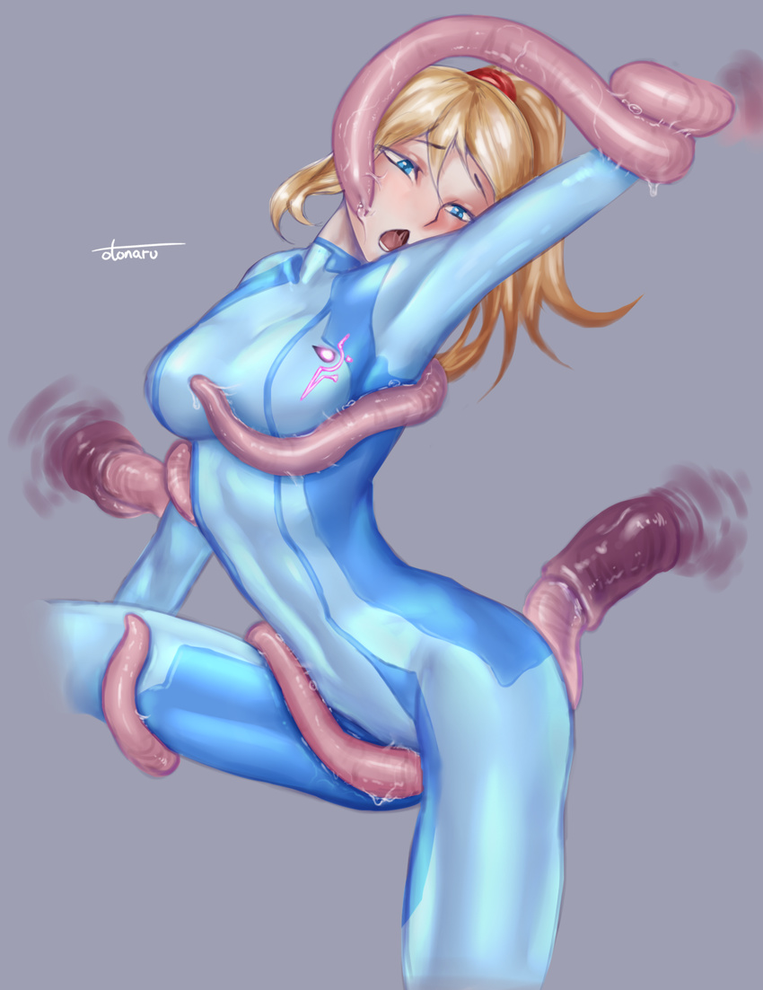 1girl artist_name blonde_hair blue_eyes metroid monster nintendo open_mouth otonaru restrained samus_aran simple_background tentacle zero_suit