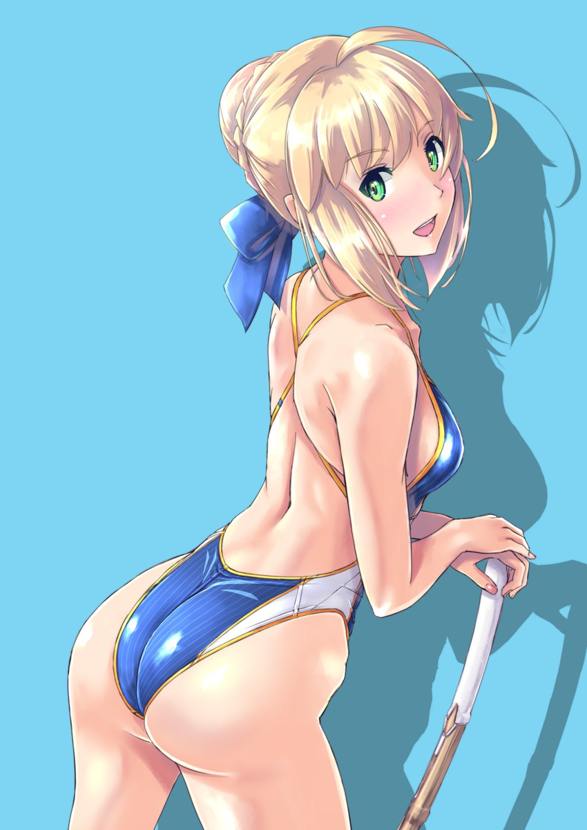 ahoge arched_back artoria_pendragon_(all) ass blonde_hair blue_background blue_swimsuit blush bow breasts commentary_request competition_swimsuit drop_shadow eyebrows_visible_through_hair fate/stay_night fate_(series) fingernails from_behind green_eyes hair_bow hand_on_hilt highres leaning_on_object medium_breasts nenchi one-piece_swimsuit open_mouth saber shiny shiny_clothes shiny_hair simple_background smile solo swimsuit sword teeth weapon