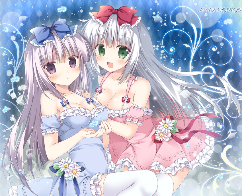 2girls :d :o airi_(alice_or_alice) alice_or_alice bangs bare_shoulders blue_bow blue_dress blue_sleeves blush bow breasts cleavage commentary_request detached_sleeves dress eyebrows_visible_through_hair green_eyes hair_between_eyes hair_bow highres korie_riko long_hair medium_breasts multiple_girls open_mouth parted_lips pink_dress pink_sleeves puffy_short_sleeves puffy_sleeves purple_eyes red_bow rise_(alice_or_alice) short_sleeves silver_hair sleeveless sleeveless_dress smile thighhighs very_long_hair white_legwear