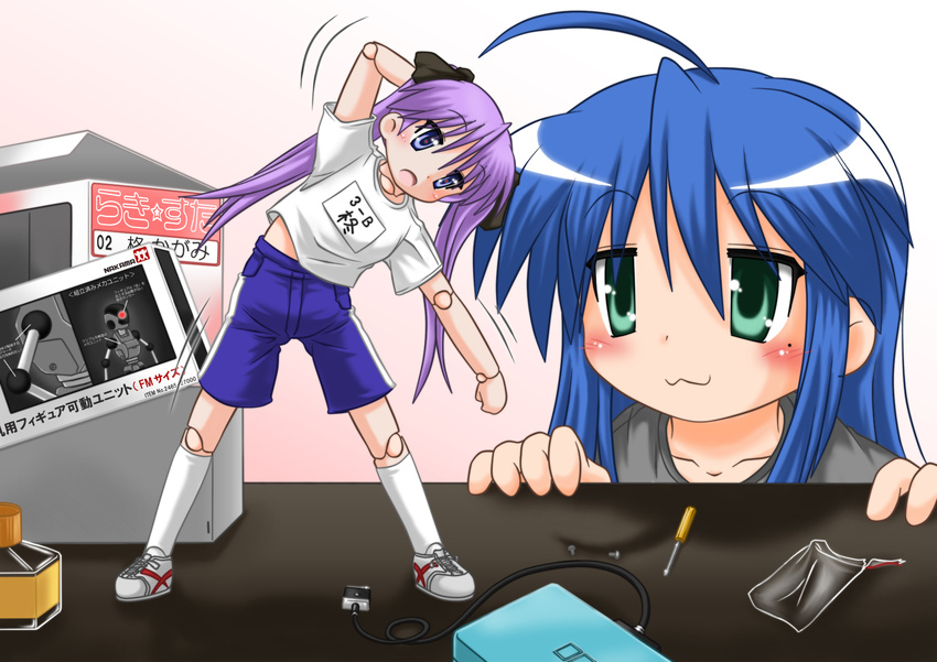 :3 ahoge blue_eyes blue_hair doll_joints gaketsu green_eyes gym_uniform highres hiiragi_kagami izumi_konata long_hair lucky_star minigirl mole mole_under_eye multiple_girls purple_hair robot twintails