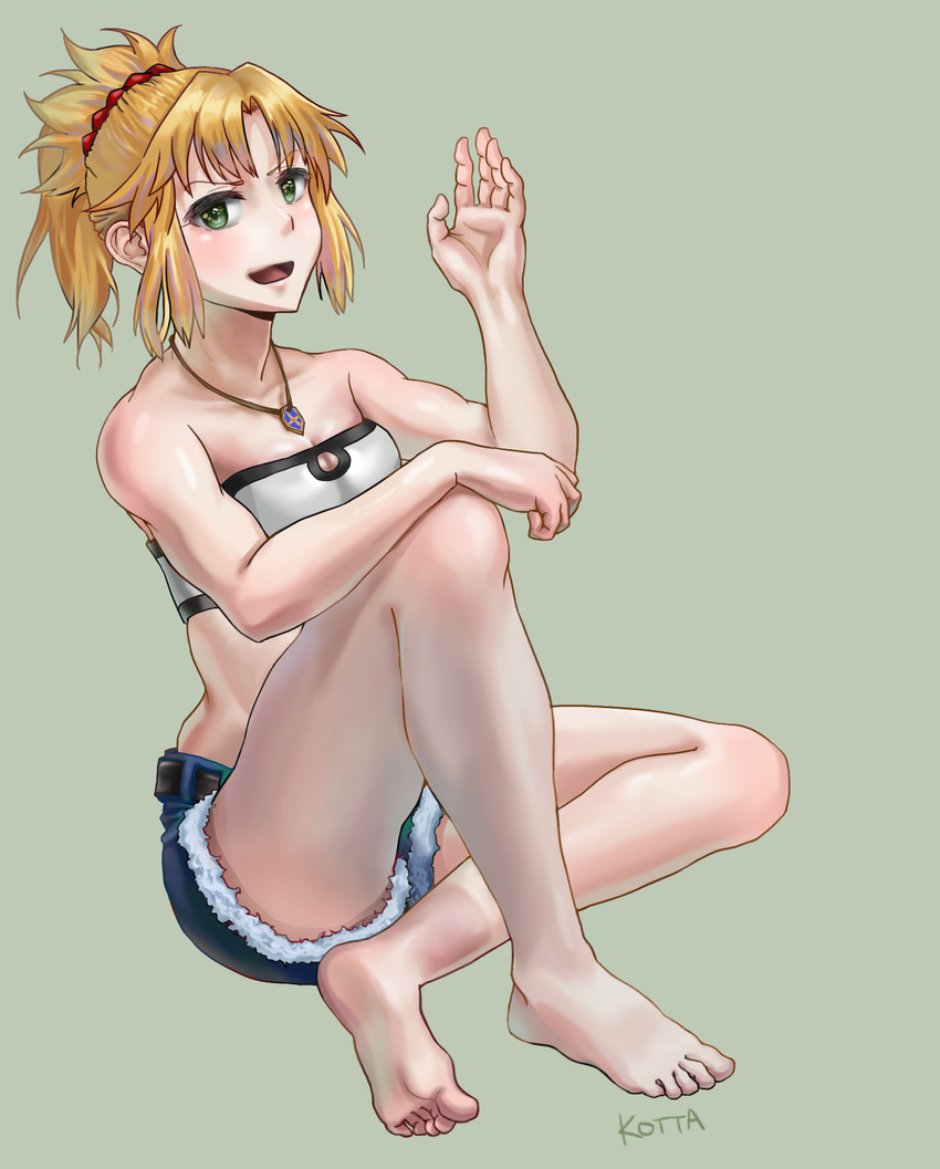 bare_shoulders barefoot blonde_hair fate/apocrypha fate/grand_order fate_(series) feet full_body green_background green_eyes highres kotta looking_at_viewer mordred_(fate) mordred_(fate)_(all) ponytail short_hair shorts simple_background smirk soles solo