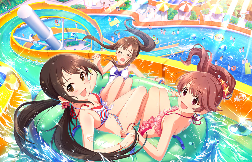 &gt;_&lt; artist_request bangs bikini black_hair blunt_bangs blush bracelet breasts brown_eyes brown_hair cleavage collarbone day eyebrows_visible_through_hair eyelashes friends frilled_bikini frills green_innertube hair_ornament holding_hands idolmaster idolmaster_cinderella_girls idolmaster_cinderella_girls_starlight_stage innertube jewelry long_hair looking_at_viewer medium_breasts mellow_yellow mizumoto_yukari multiple_girls nakano_yuka navel official_art one-piece_swimsuit open_mouth outdoors ponytail pool red_eyes red_hair shiina_noriko side-tie_bikini smile sunlight swimsuit twintails water water_slide wet wet_hair