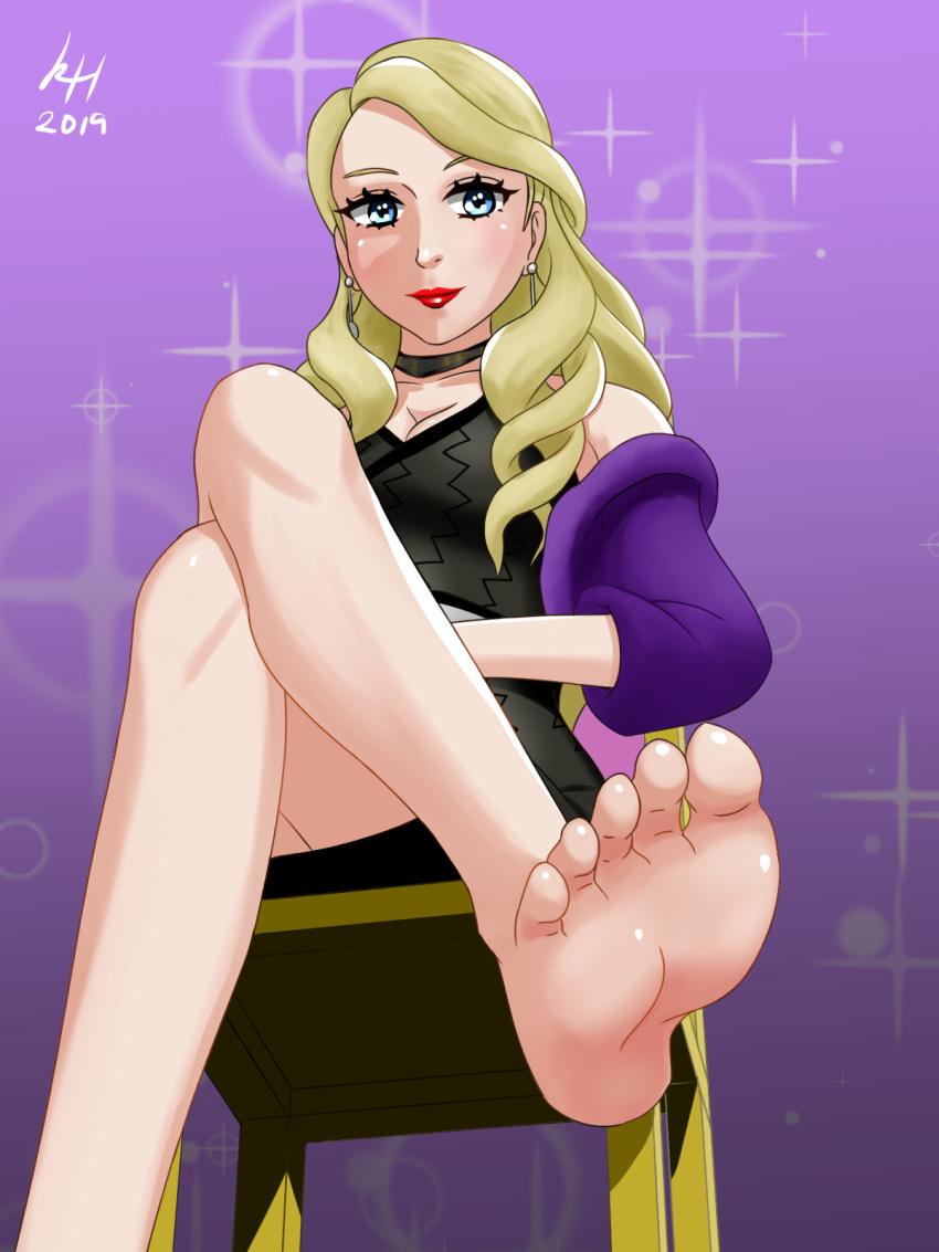 angelique_noir bare_legs barefoot belt black_dress blonde_hair blue_eyes choker coat crossed_legs dress earrings girls_mode_4 highres jewelry lipstick long_hair makeup purple_coat red_lips smile style_savvy_(video_game_series) toes very_long_hair wavy_hair white_belt