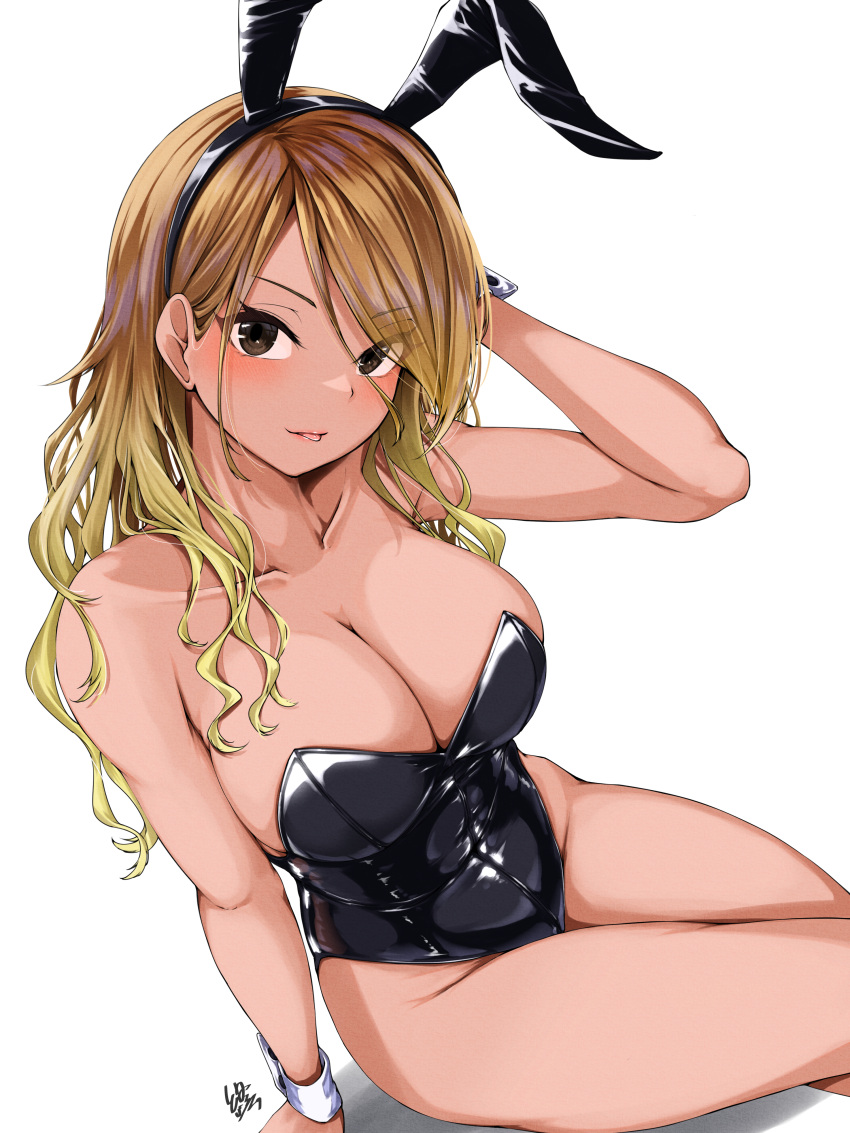 1girl absurdres animal_ears bare_legs bare_shoulders black_leotard blonde_hair blush breasts brown_hair cleavage collarbone commentary_request crossed_legs endo_yohane fake_animal_ears gradient_hair groin highres idolmaster idolmaster_shiny_colors izumi_mei large_breasts leotard looking_at_viewer multicolored_hair playboy_bunny rabbit_ears signature sitting solo strapless strapless_leotard wrist_cuffs