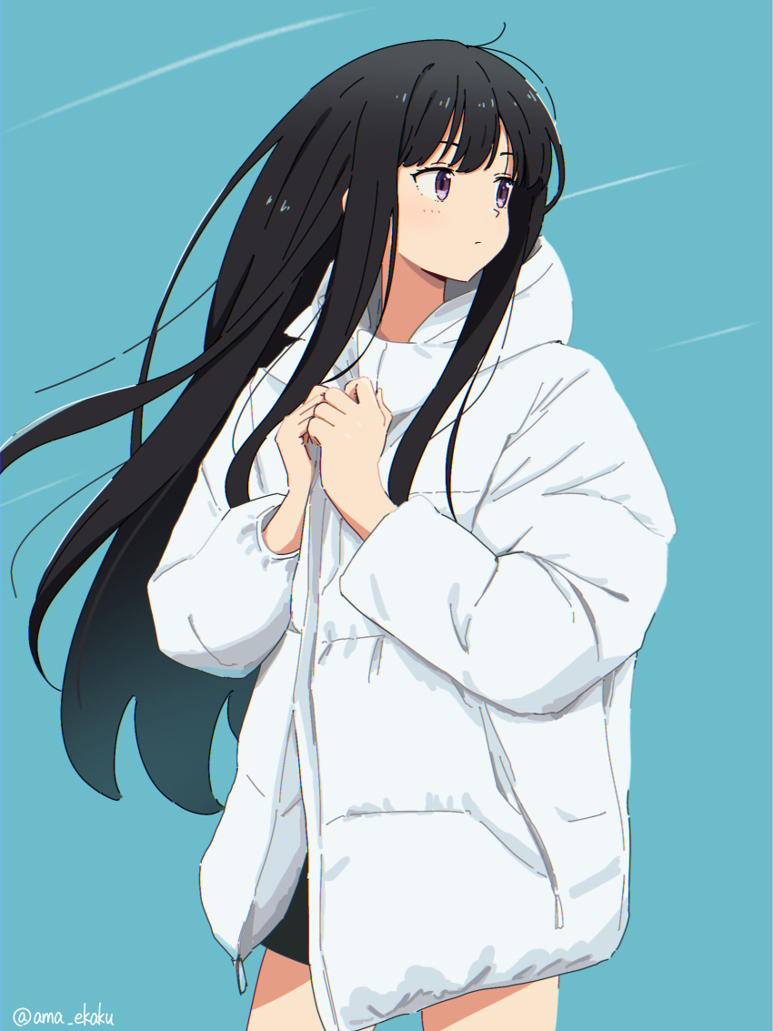 1girl ama_(ama_ekaku) artist_name black_hair black_shorts blue_background coat commentary_request down_jacket floating_hair hair_flowing_over highres inoue_takina jacket long_hair looking_to_the_side lycoris_recoil partial_commentary purple_eyes shorts sidelocks solo white_jacket wind winter_clothes winter_coat
