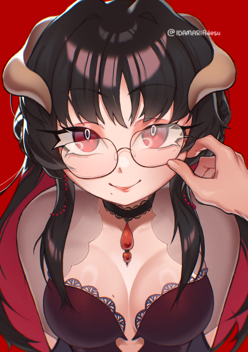 1girl beryl_bijoux black_hair breasts colored_inner_hair commission glasses highres horns idamaria indie_virtual_youtuber long_hair looking_at_viewer medium_breasts multicolored_hair pendant_choker red_background red_eyes smile solo_focus two-tone_hair virtual_youtuber