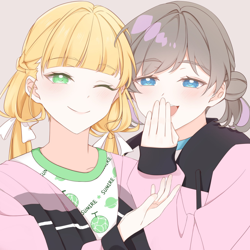 2girls blonde_hair blue_eyes blush chinese_commentary closed_mouth commentary_request covering_own_mouth green_eyes grey_background grey_hair hand_over_own_mouth hand_up heanna_sumire highres jacket long_sleeves love_live! love_live!_superstar!! medium_hair multicolored_hair multiple_girls one_eye_closed open_mouth pink_hair pink_jacket shirt simple_background smile streaked_hair tang_keke upper_body white_shirt yeyep0911