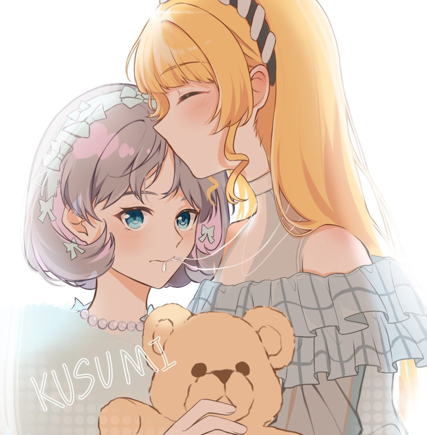 2girls black_hairband blonde_hair blue_eyes blue_hairband closed_eyes closed_mouth commentary dress grey_dress grey_hair hairband heanna_sumire highres holding holding_stuffed_toy jewelry kissing_ear long_hair love_live! love_live!_superstar!! multicolored_hair multiple_girls necklace necklace_in_mouth off-shoulder_shirt off_shoulder pink_hair shirt simple_background streaked_hair stuffed_animal stuffed_toy tang_keke teddy_bear upper_body white_background yeyep0911 yuri