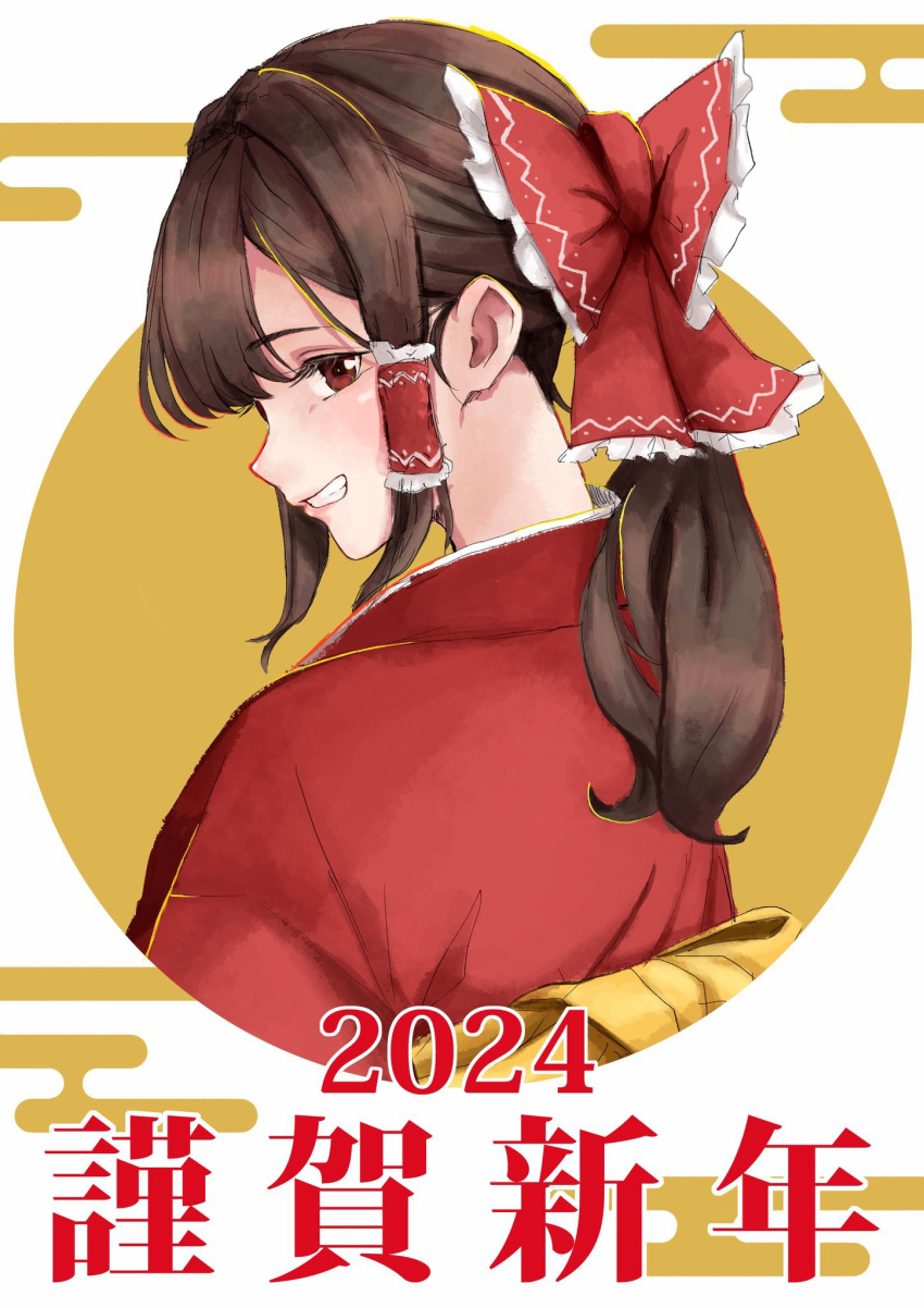 0002koko 1girl 2024 alternate_costume back_bow blush bow brown_hair commentary_request dated frilled_bow frilled_hair_tubes frills from_side grin hair_between_eyes hair_bow hair_tubes hakurei_reimu happy_new_year highres japanese_clothes kimono long_hair looking_at_viewer nengajou new_year ponytail profile red_bow red_eyes red_kimono sidelocks simple_background smile solo touhou two-tone_background upper_body white_background yellow_background yellow_bow