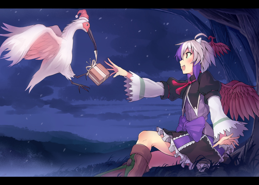 :d blue_hair blush box crested_ibis from_side gift gift_box hat head_wings hinami_(hinatamizu) horns letterboxed mouth_hold multicolored_hair night on_ground open_mouth outdoors outstretched_arm profile reaching_out red_eyes revision short_hair silver_hair single_head_wing sitting smile solo tokiko_(touhou) touhou two-tone_hair wings