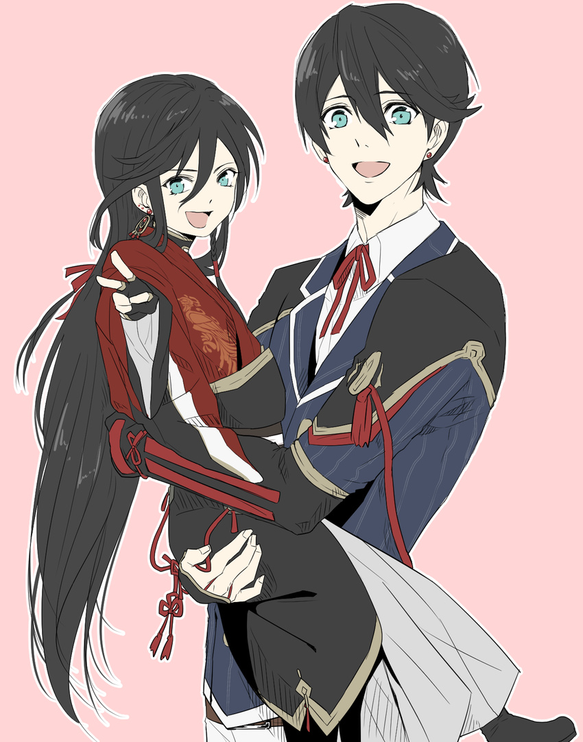 black_hair blue_eyes carrying child cowboy_shot highres horikawa_kunihiro izumi-no-kami_kanesada kyoujixxxx long_hair looking_at_viewer male_focus multiple_boys older open_mouth pink_background short_hair simple_background smile touken_ranbu v younger