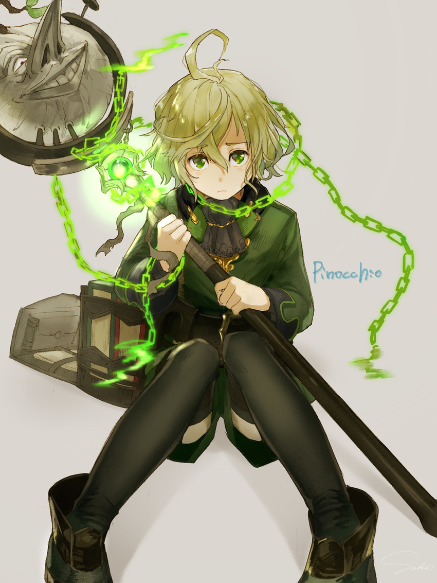 ahoge belt black_legwear blonde_hair boots chain character_name closed_mouth commentary cravat eyebrows_visible_through_hair glowing green_eyes green_jacket grey_background hair_between_eyes highres holding holding_staff jacket long_sleeves looking_at_viewer magic male_focus otoko_no_ko pinocchio_(sinoalice) sako_(user_ndpz5754) simple_background sinoalice sitting solo staff thighhighs