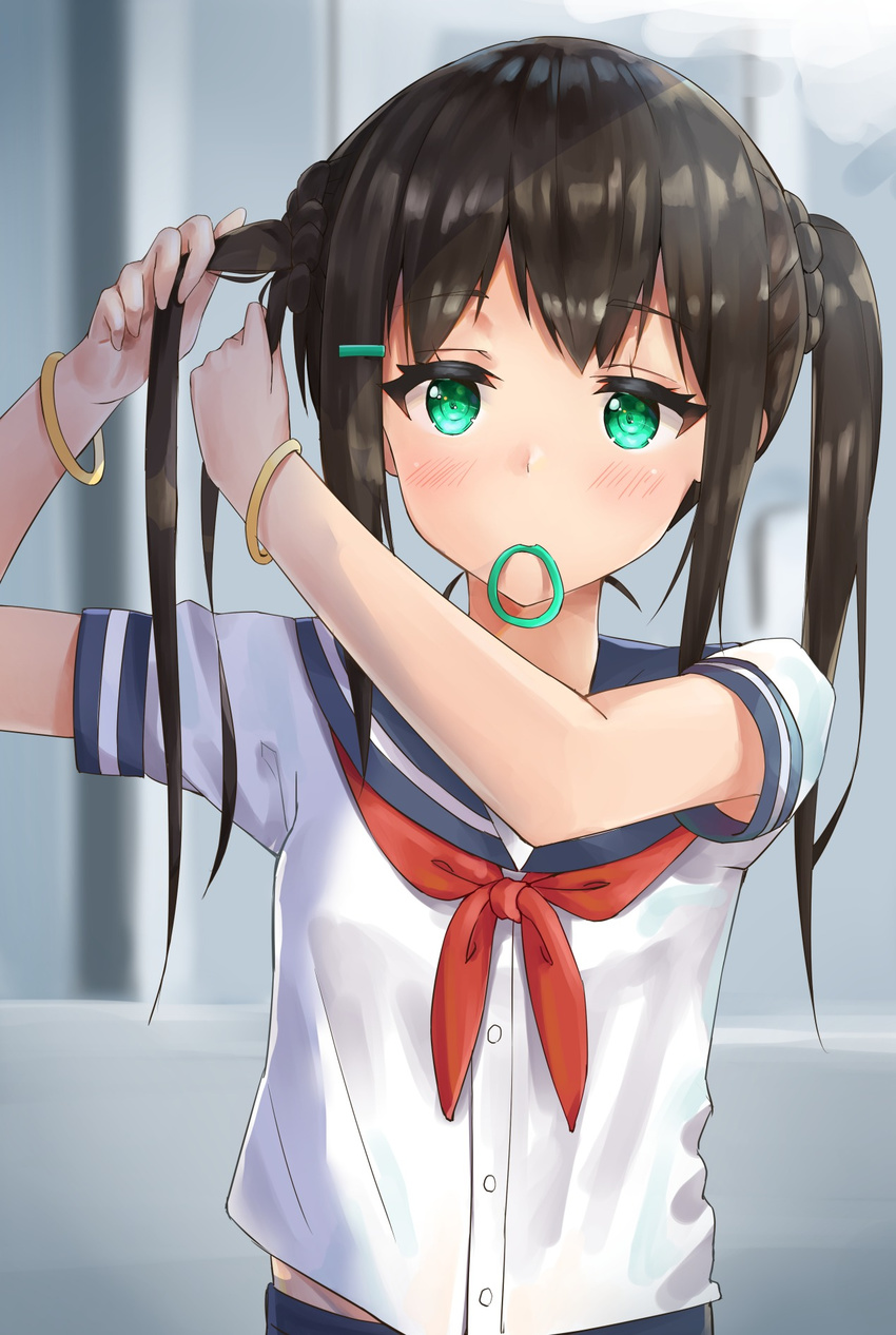 adjusting_hair armpit_peek bangle bangs belly_peek black_hair blurry bracelet buttons commentary_request depth_of_field green_eyes hair_ornament hair_tie hair_tie_in_mouth hairclip hands_up highres jewelry long_hair looking_at_viewer mouth_hold original racchi. school_uniform serafuku shirt short_sleeves solo twintails tying_hair upper_body white_shirt