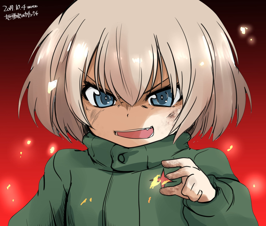 bangs blonde_hair blue_eyes commentary_request dirty_face emblem eyebrows_visible_through_hair fang girls_und_panzer gradient gradient_background green_jumpsuit highres hoshikawa_(hoshikawa_gusuku) katyusha light_particles military military_uniform open_mouth pravda_military_uniform red_background short_hair solo uniform upper_body