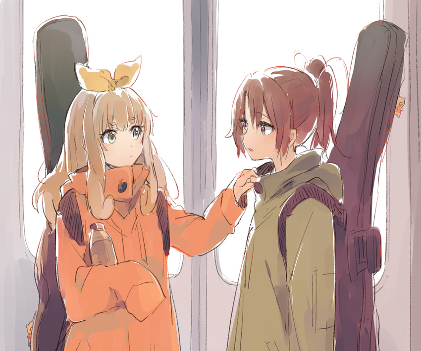 bangs blonde_hair bow brown_hair closed_mouth commentary_request eyebrows_visible_through_hair green_coat green_eyes guitar_case hair_bow hibike!_euphonium highres instrument_case looking_at_another monsieur multiple_girls nakagawa_natsuki orange_coat ponytail purple_eyes sidelocks train_interior yellow_bow yoshikawa_yuuko