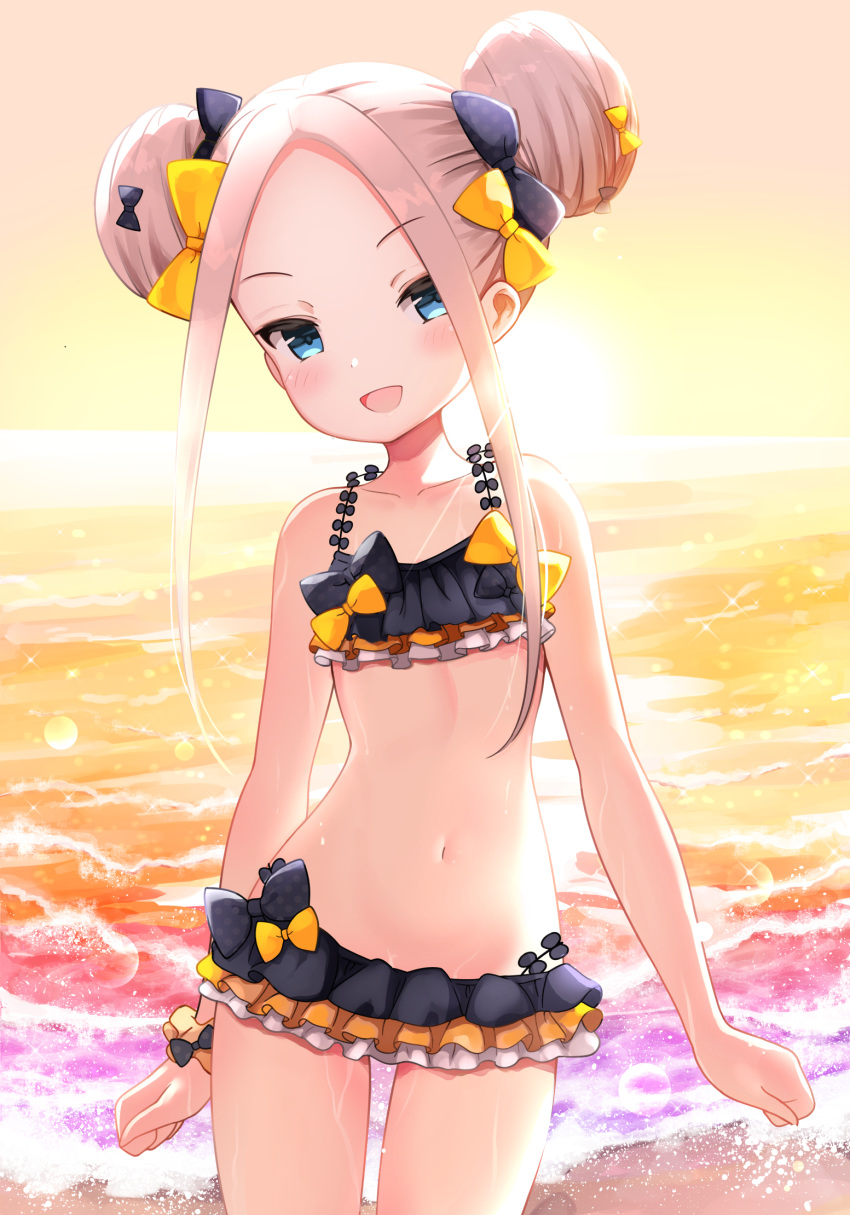 1girl :d abigail_williams_(fate/grand_order) bare_arms bare_shoulders bell_(oppore_coppore) bikini black_bikini black_bow blonde_hair blue_eyes blush bow collarbone commentary_request double_bun emerald_float eyebrows_visible_through_hair fate/grand_order fate_(series) forehead hair_bow head_tilt highres horns long_hair looking_at_viewer navel ocean open_mouth orange_bow outdoors side_bun sidelocks smile solo sunset swimsuit water wet