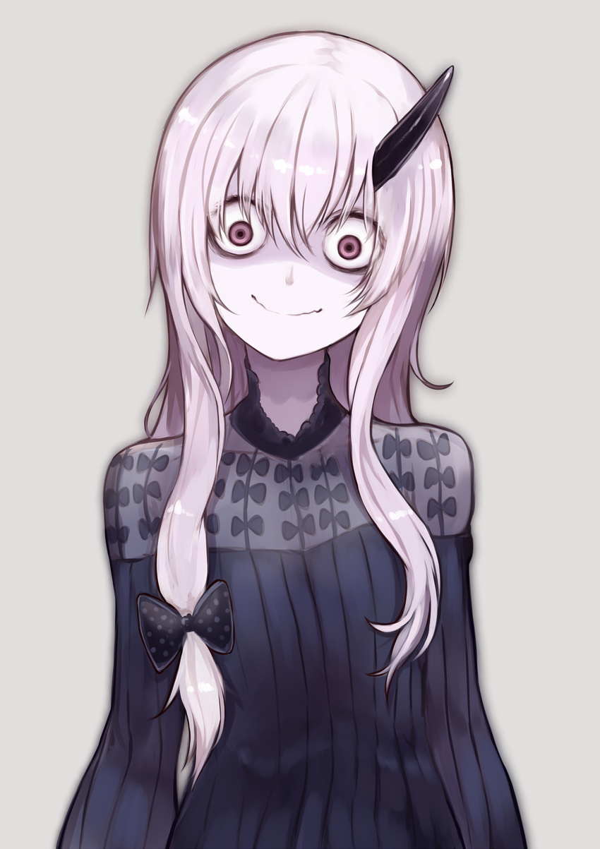 bags_under_eyes bangs black_bow black_dress bow closed_mouth commentary_request dress eyebrows_visible_through_hair fate/grand_order fate_(series) grey_background hair_between_eyes hair_bow head_tilt highres horn lavinia_whateley_(fate/grand_order) long_hair long_sleeves looking_at_viewer nervous_smile pink_eyes polka_dot polka_dot_bow silver_hair simple_background smile solo sukemyon upper_body wavy_mouth white_skin wide-eyed