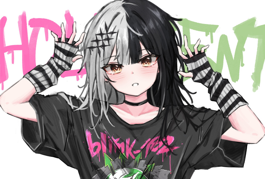 1girl absurdres akarinnndesu alternate_costume band_shirt black_choker black_hair black_shirt blink-182 blush choker commentary english_commentary grey_hair hair_ornament hands_up highres hololive hololive_english long_hair looking_at_viewer merchandise multicolored_hair open_hands parted_lips shiori_novella shirt short_sleeves solo split-color_hair striped_arm_warmers t-shirt teeth text_background two-tone_hair upper_body virtual_youtuber white_background yellow_eyes