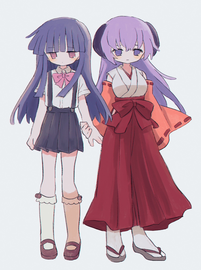 2girls black_skirt blunt_bangs blush bow breasts closed_mouth detached_sleeves furude_rika hanyuu highres higurashi_no_naku_koro_ni japanese_clothes kneehighs long_hair looking_at_viewer medium_breasts miko multiple_girls pink_bow pink_eyes pleated_skirt purple_eyes purple_hair red_skirt ri_(qrcode) simple_background skirt socks suspender_skirt suspenders white_background white_socks