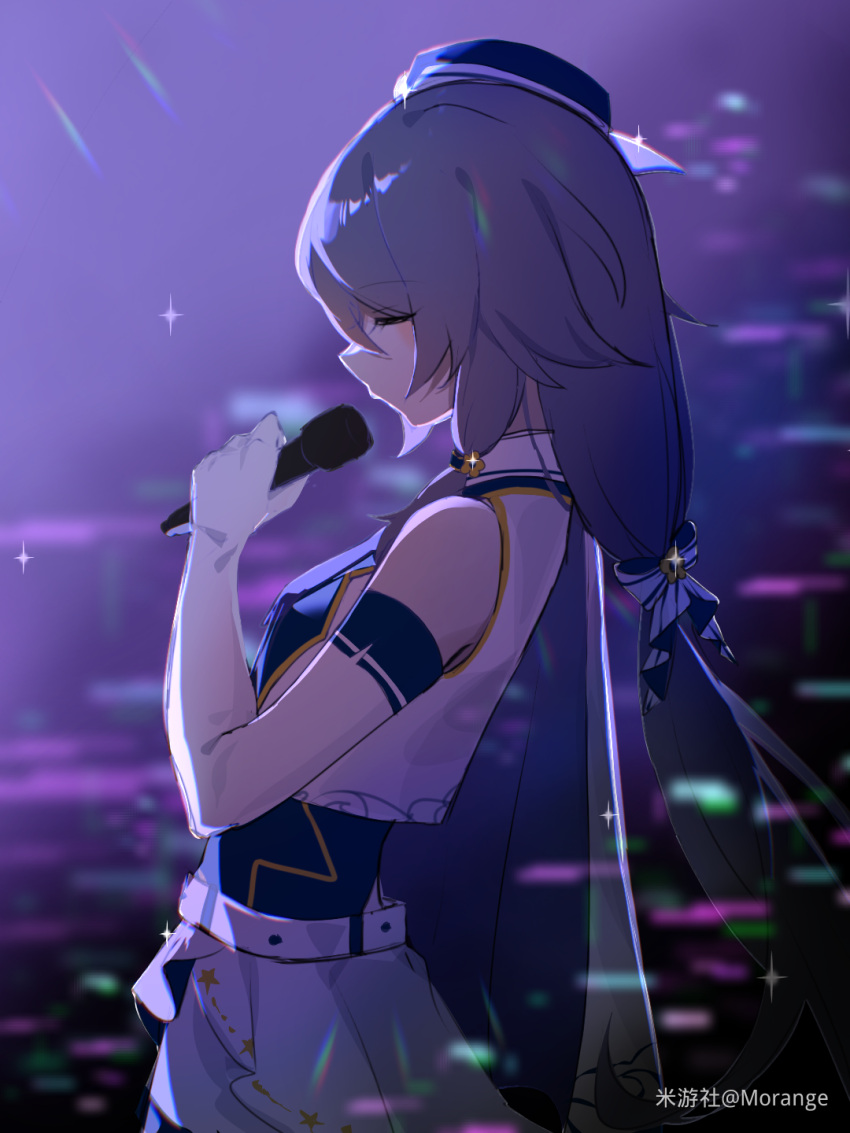 artist_name bare_shoulders belt blue_bow blue_eyes blue_hair blue_headwear blue_necktie blue_shirt bow closed_eyes detached_sleeves from_side fu_hua grey_hair hair_between_eyes hair_bow hat highres holding holding_microphone honkai_(series) honkai_impact_3rd long_hair low-tied_long_hair low_ponytail mangzhi_yaoyao microphone miniskirt music necktie official_alternate_costume ponytail purple_background shirt singing skirt sleeveless sleeveless_shirt star_(symbol) star_print white_belt white_skirt