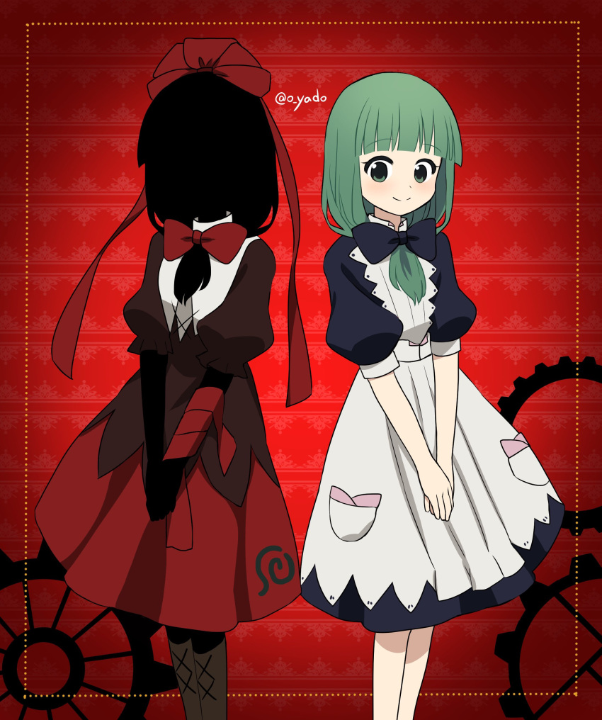 2girls absurdres arm_up blue_bow blunt_bangs bow dress front_ponytail green_eyes green_hair hair_bow hair_ribbon highres kagiyama_hina looking_at_viewer multiple_girls puffy_sleeves red_background red_bow red_ribbon ribbon shadows_house smile touhou twitter_username yadoyuki