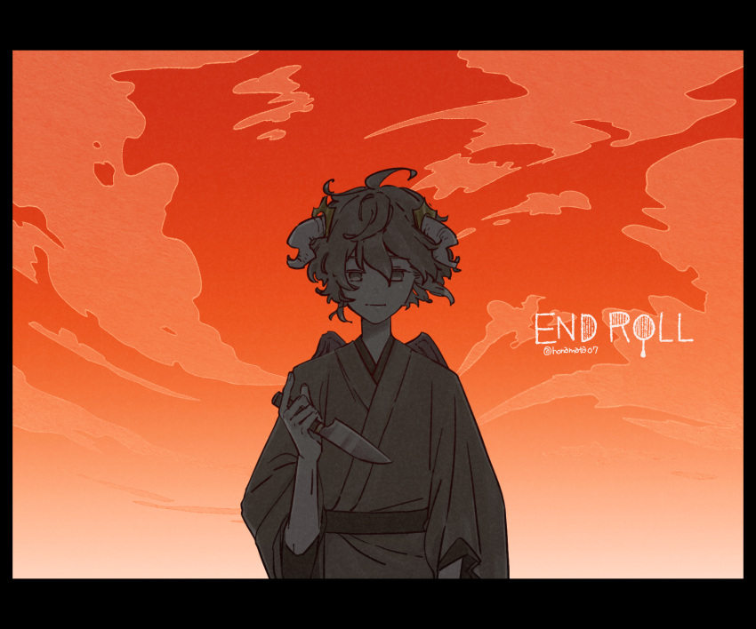 1boy artist_name border commentary_request copyright_name empty_eyes end_roll grey_eyes grey_hair grey_kimono highres holding holding_knife horns japanese_clothes kantera_(end_roll) kimono knife long_sleeves looking_at_viewer male_focus messy_hair orange_sky outdoors sky smile solo tamanoha_(cookware) upper_body wings