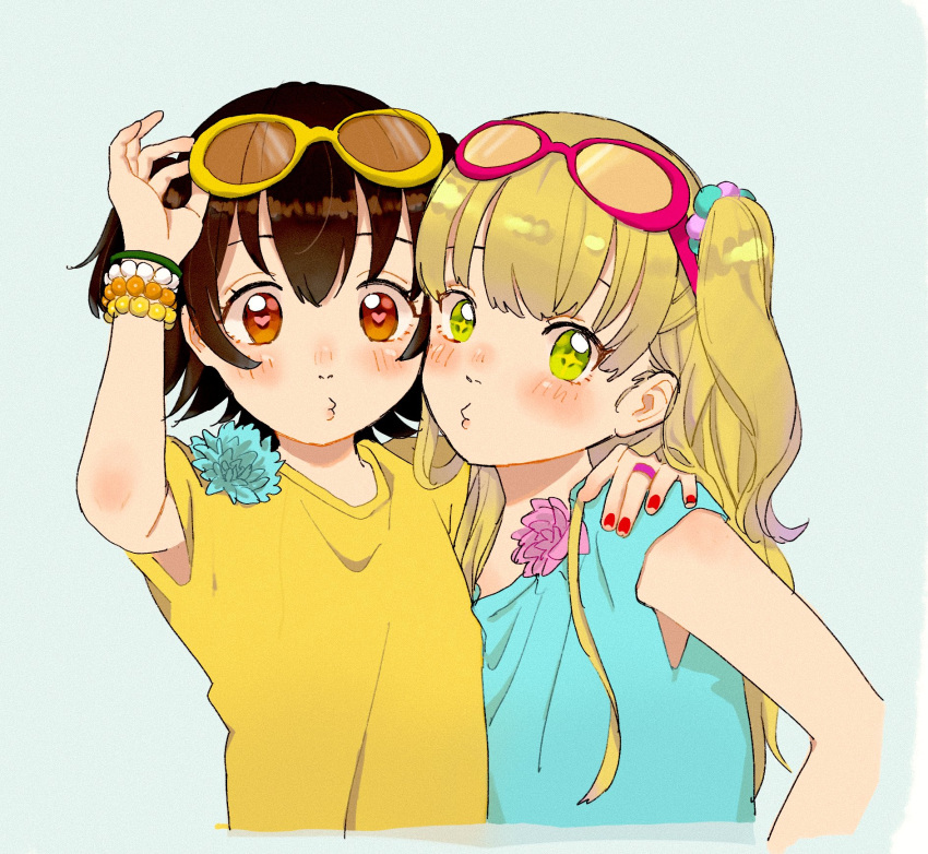 +_+ 2girls akagi_miria blonde_hair blush bracelet brown_eyes brown_hair eyewear_on_head green_eyes heart heart-shaped_pupils highres idolmaster idolmaster_cinderella_girls jewelry jougasaki_rika long_hair looking_at_viewer multiple_girls puckered_lips shirt short_hair sunglasses symbol-shaped_pupils t-shirt toka_999 two_side_up