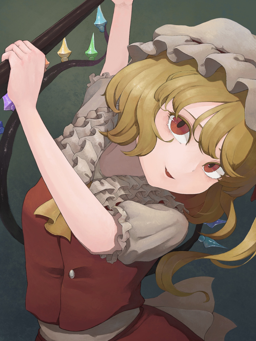 1girl ascot back_bow blonde_hair bow buttons collar colored_eyelashes crystal_wings fang flandre_scarlet frilled_collar frills green_background hat highres holding holding_weapon looking_at_viewer medium_hair mob_cap multicolored_wings o_ku open_mouth red_skirt red_vest shirt short_sleeves side_ponytail skirt smile solo touhou vest weapon white_bow white_hat white_shirt wings yellow_ascot