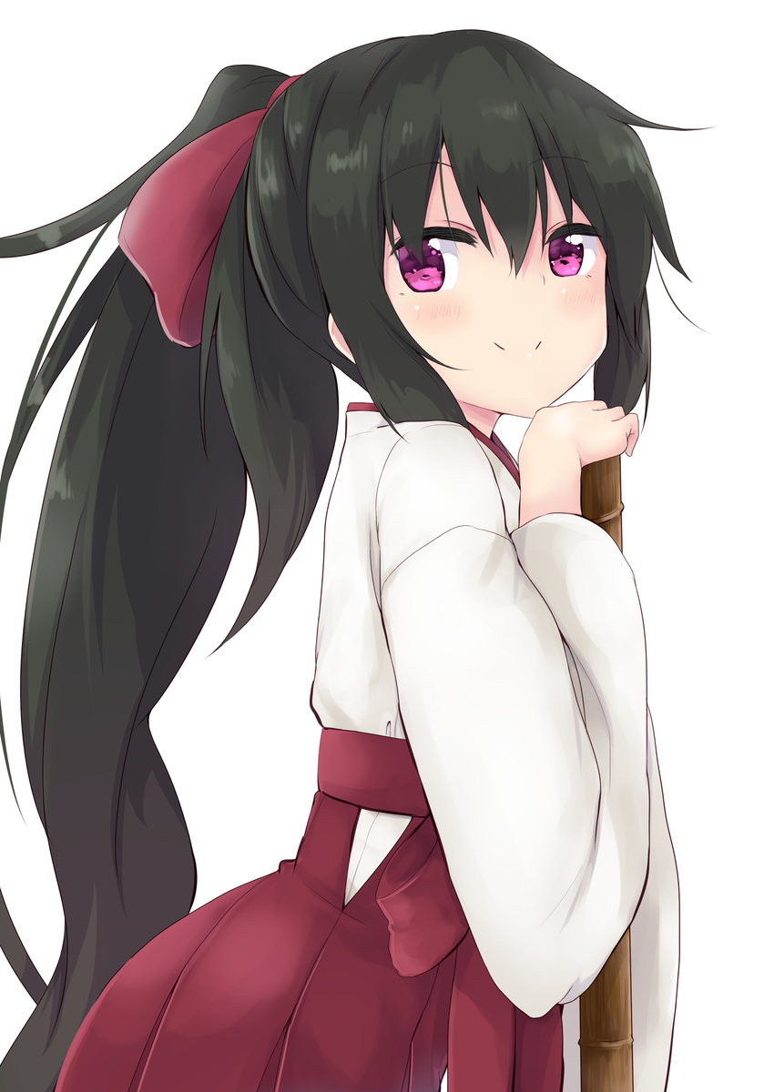 absurdres amano_kouki bamboo_broom bangs black_hair blush bow broom closed_mouth commentary_request eyebrows_visible_through_hair hair_between_eyes hair_bow hakama high_ponytail highres japanese_clothes long_hair long_sleeves miko note-chan original ponytail purple_eyes red_bow red_hakama simple_background smile solo very_long_hair white_background wide_sleeves