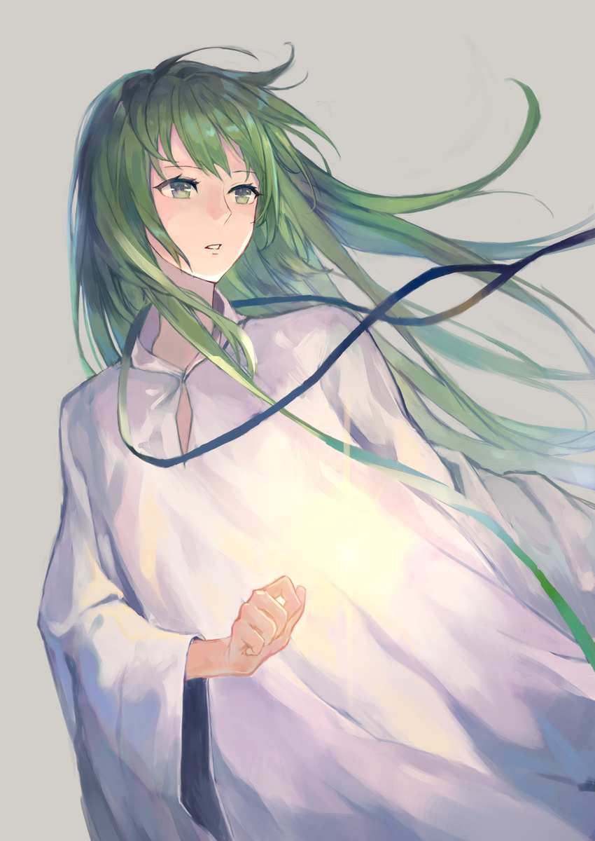 androgynous bangs commentary_request enkidu_(fate/strange_fake) fate/strange_fake fate_(series) green_eyes green_hair grey_background highres kobuta long_hair long_sleeves male_focus parted_lips robe simple_background solo upper_body white_robe wide_sleeves