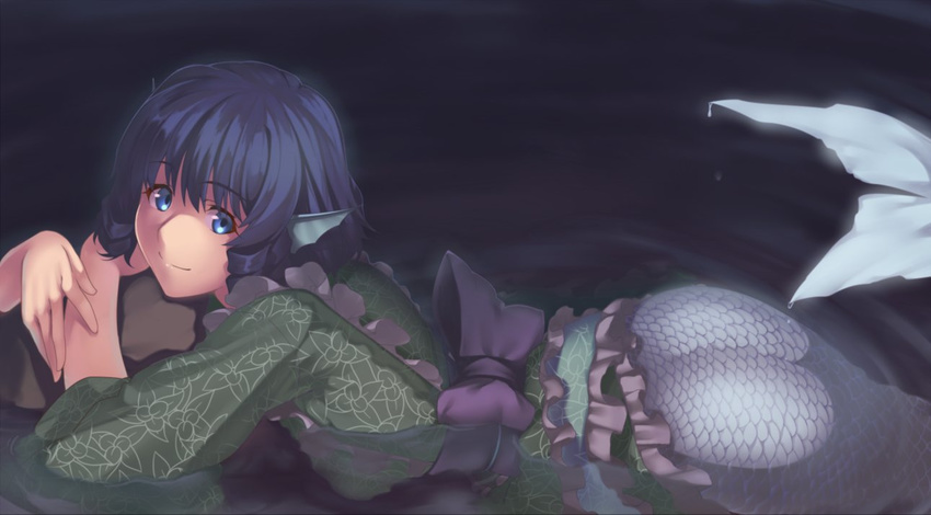 bangs blue_eyes blue_hair closed_mouth drill_hair floral_print green_kimono head_fins japanese_clothes kaiza_(rider000) kimono long_sleeves looking_at_viewer mermaid monster_girl partially_submerged scales smile solo touhou wakasagihime water