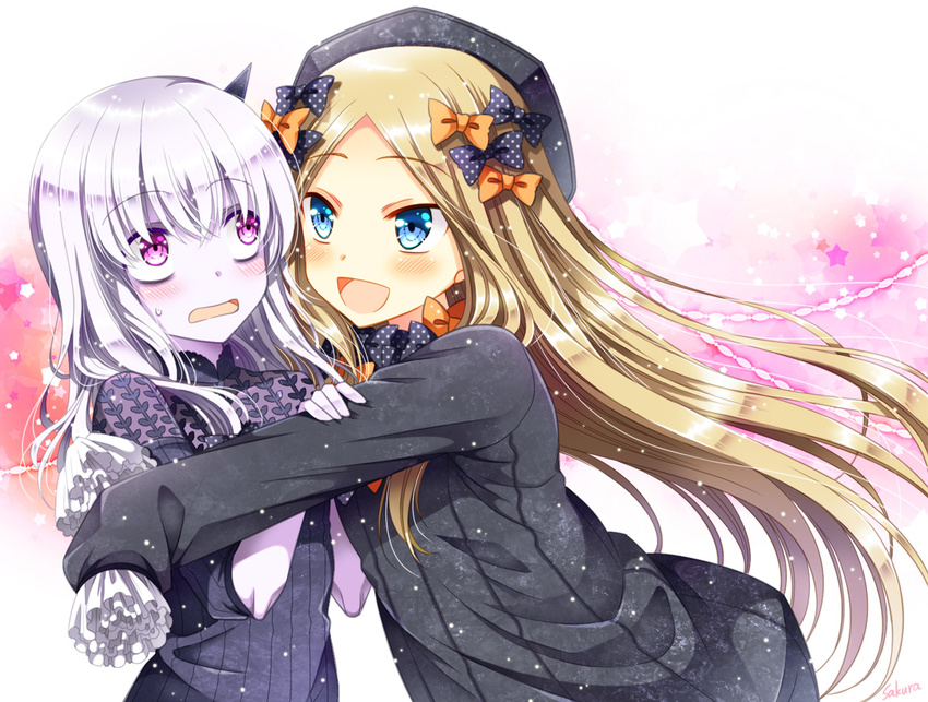 :d abigail_williams_(fate/grand_order) bangs black_bow black_dress black_hat blonde_hair blue_eyes blush bow commentary_request dress eyebrows_visible_through_hair fate/grand_order fate_(series) forehead hair_between_eyes hair_bow hat horn hug lavinia_whateley_(fate/grand_order) long_hair long_sleeves looking_at_viewer multiple_girls open_mouth orange_bow parted_bangs parted_lips polka_dot polka_dot_bow purple_eyes sakura_tsubame silver_hair sleeves_past_fingers sleeves_past_wrists smile star sweat very_long_hair