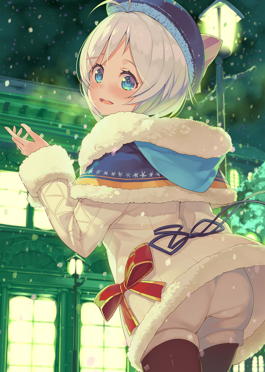antenna_hair ass bangs beret black_legwear blue_capelet blue_eyes blush bow building capelet commentary_request cowboy_shot dennou_shoujo_youtuber_shiro from_behind fur_trim hair_ornament hat highres hood hood_down hooded_capelet jacket lamppost long_sleeves looking_at_viewer looking_back night open_mouth outdoors pantyhose pantyhose_under_shorts round_teeth shiro_(dennou_shoujo_youtuber_shiro) short_hair shorts sky snowing solo tam-u tareme teeth virtual_youtuber white_hair white_jacket white_shorts window winter_clothes x_hair_ornament