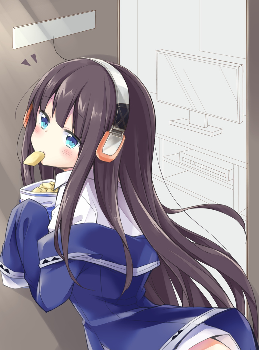 azur_lane bag bag_of_chips bangs blue_eyes blue_jacket blush brown_hair chips collared_shirt commentary_request eyebrows_visible_through_hair flat_screen_tv food food_in_mouth head_tilt headphones highres holding holding_bag jacket long_hair long_island_(azur_lane) looking_at_viewer looking_back mouth_hold off_shoulder shirt solo television very_long_hair white_shirt yukimi_ai_risu