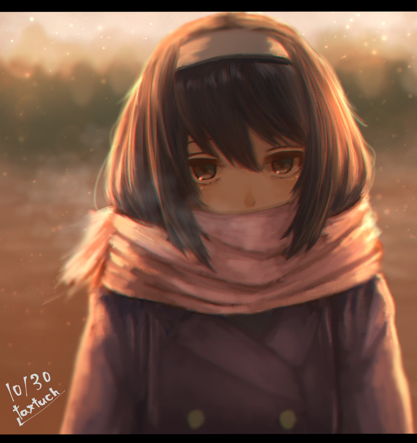 artist_name bangs black_hair blue_coat blurry blurry_background brown_eyes commentary covered_mouth dated girls_und_panzer hairband highres light_particles long_hair long_sleeves looking_at_viewer pink_scarf reizei_mako scarf solo standing tacch upper_body white_hairband winter_clothes
