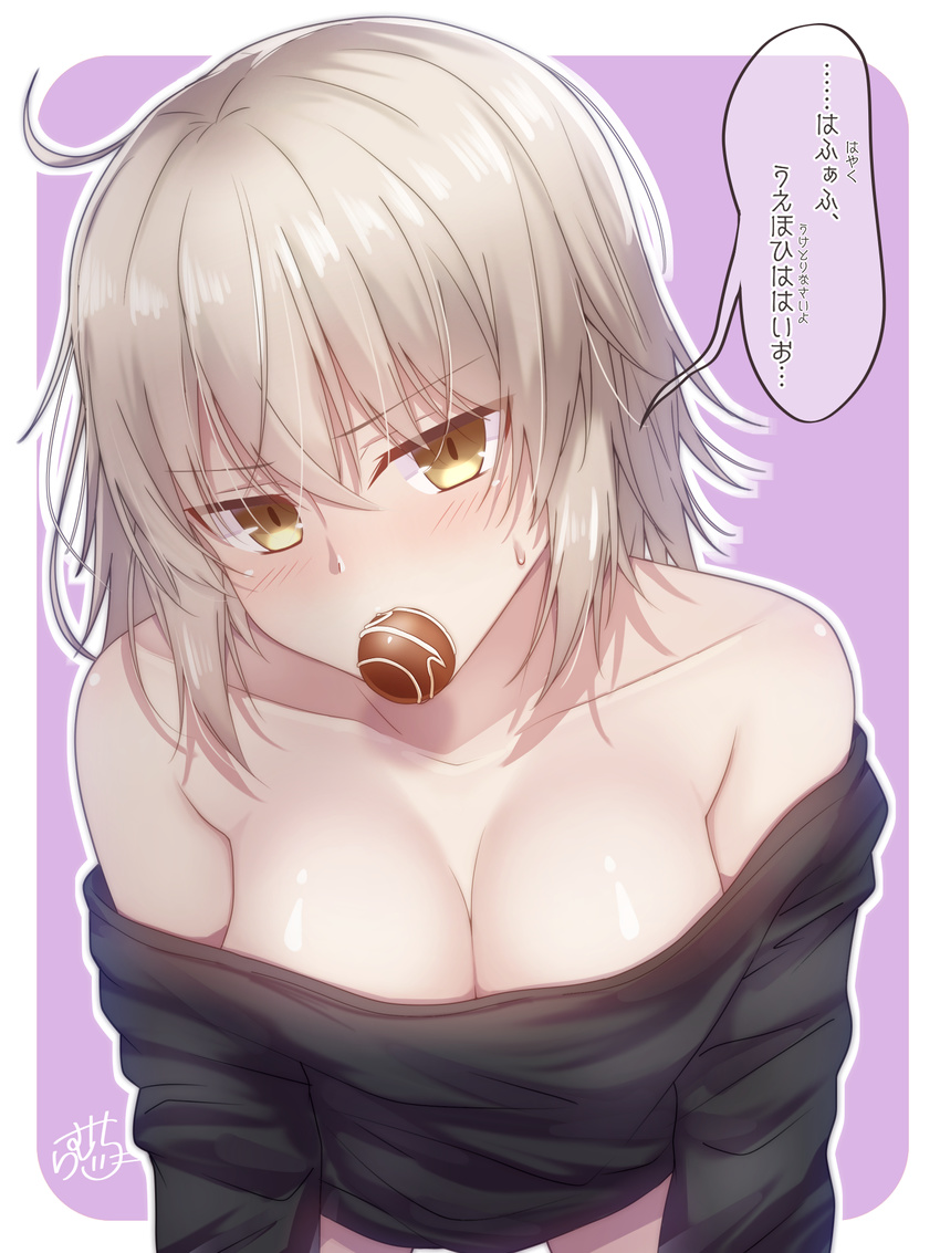 ahoge bangs bare_shoulders black_shirt blush breasts chocolate cleavage collarbone commentary_request eyebrows_visible_through_hair fate/grand_order fate_(series) food_in_mouth furigana hair_between_eyes highres jeanne_d'arc_(alter)_(fate) jeanne_d'arc_(fate)_(all) long_sleeves looking_at_viewer medium_breasts mouth_hold off_shoulder outline pale_skin purple_background ramchi shiny shiny_hair shiny_skin shirt short_hair signature silver_hair solo speech_bubble sweatdrop talking translation_request tsurime valentine white_outline yellow_eyes