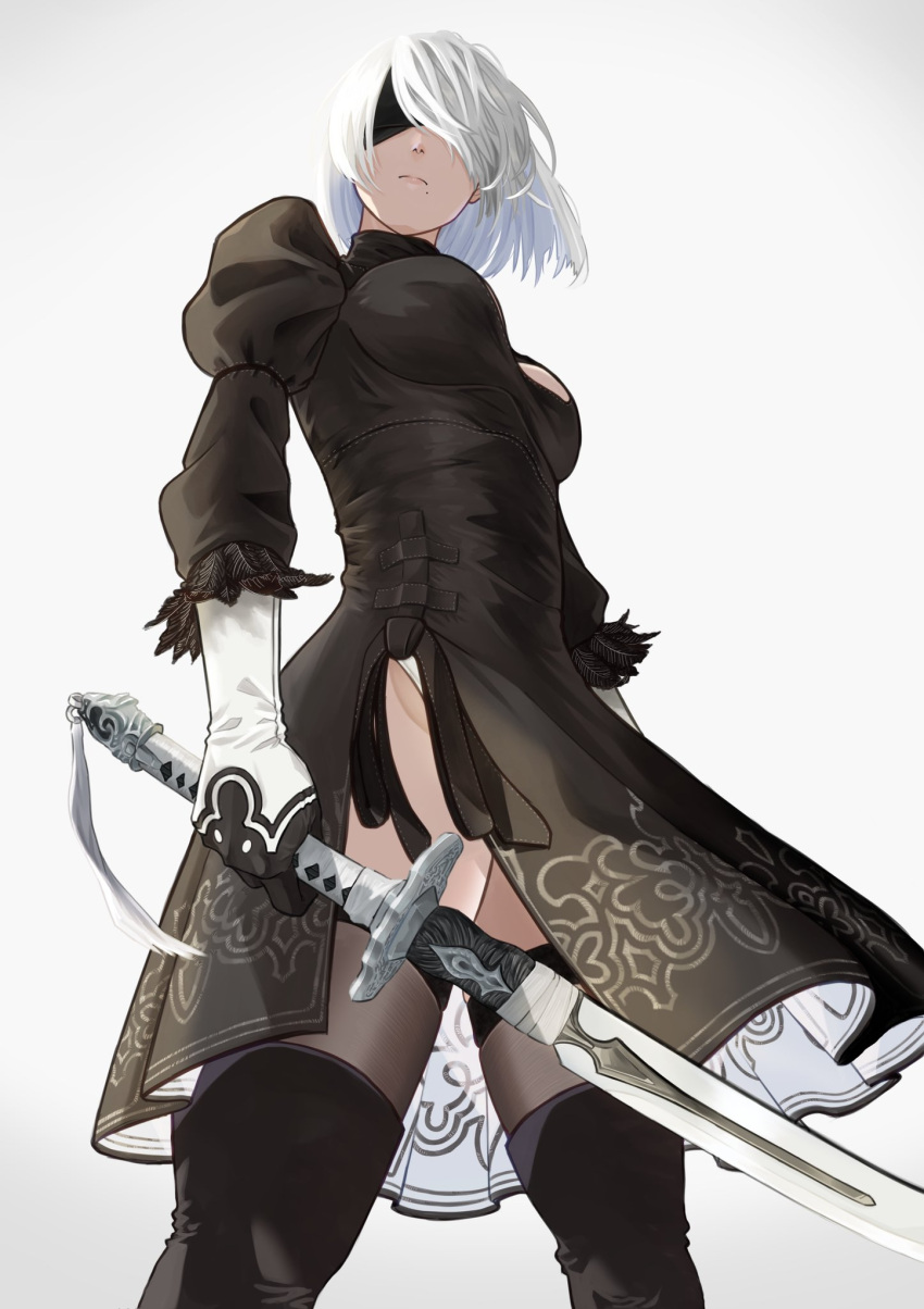 1girl 2b_(nier:automata) black_blindfold black_dress black_footwear black_gloves black_thighhighs blindfold boots breasts closed_mouth commentary covered_eyes dress facing_viewer feather-trimmed_sleeves feet_out_of_frame from_below gloves gradient_background grey_background highres holding holding_sword holding_weapon juliet_sleeves katana leotard leotard_under_clothes long_sleeves medium_breasts mole mole_under_mouth nier:automata nier_(series) puffy_sleeves shinarika396 short_hair side_slit simple_background solo standing sword thigh_boots thighhighs thighhighs_under_boots weapon white_hair white_leotard