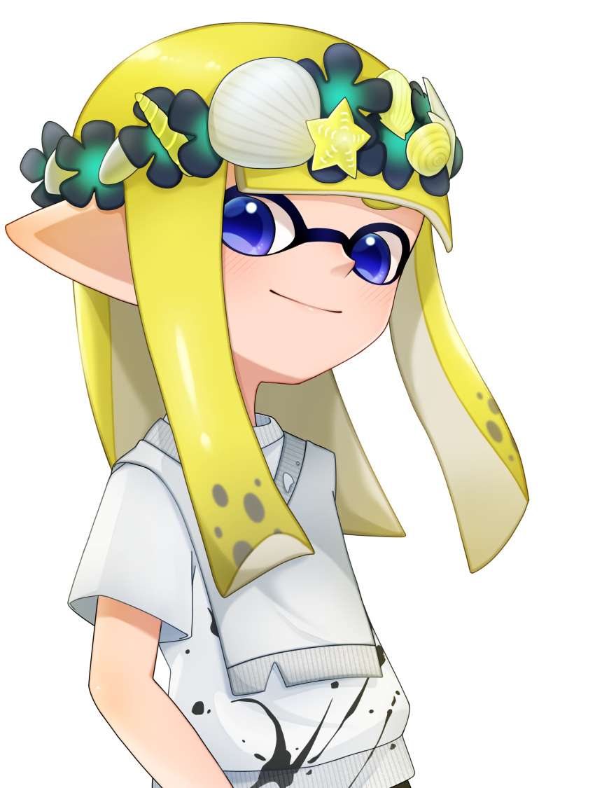 1girl absurdres blonde_hair blue_eyes closed_mouth commentary_request head_wreath highres inkling inkling_girl long_hair paint pointy_ears shirt simple_background smile solo splatoon_(series) splatoon_3 standing sushizanmai0524 tentacle_hair upper_body white_background white_shirt