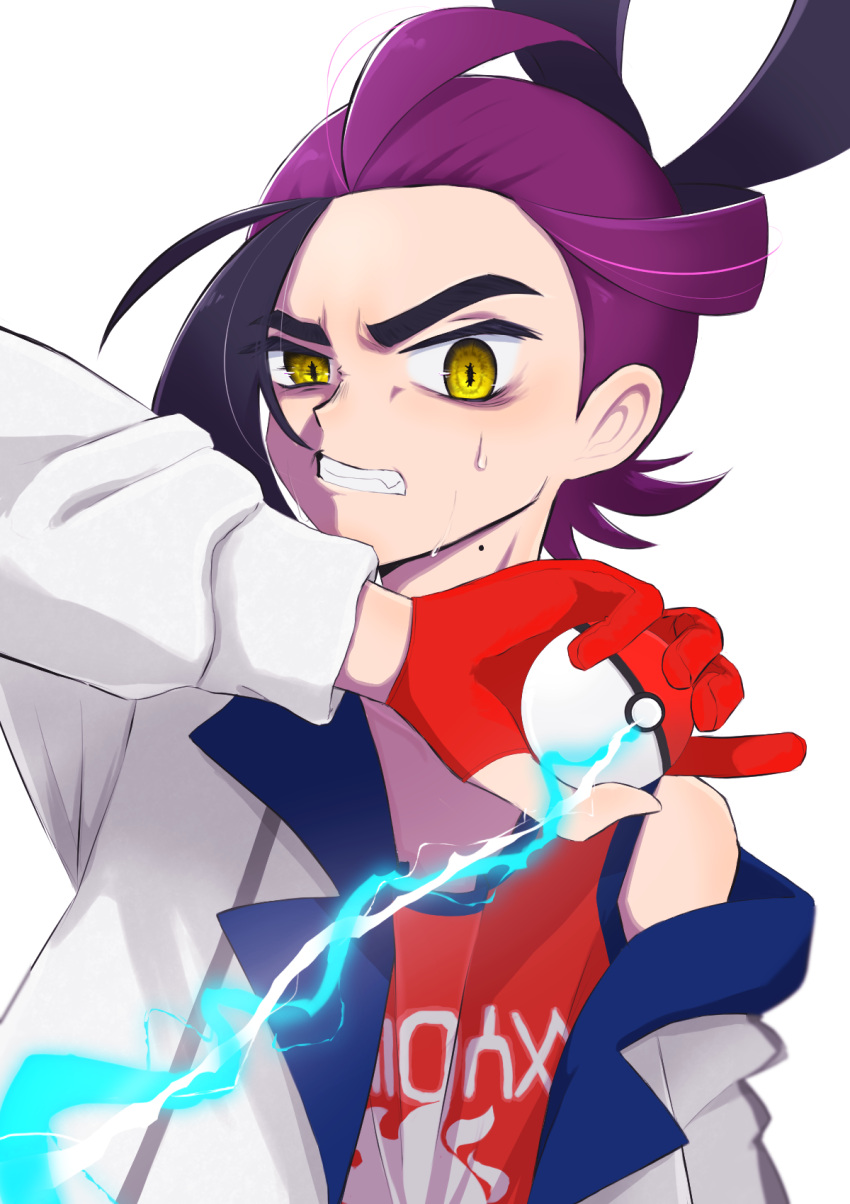 1boy bags_under_eyes black_hair clenched_teeth commentary_request energy gloves hand_up highres holding holding_poke_ball hwxf5232 jacket kieran_(pokemon) long_sleeves male_focus mole mole_on_neck multicolored_hair off_shoulder partially_fingerless_gloves poke_ball poke_ball_(basic) pokemon pokemon_sv purple_hair red_gloves red_shirt shirt sleeveless sleeveless_shirt solo sweat tank_top teeth two-tone_hair upper_body white_background white_jacket yellow_eyes