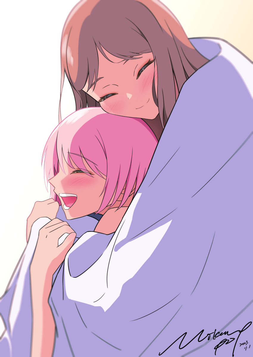 absurdres bang_dream! bang_dream!_it's_mygo!!!!! blush brown_hair chihaya_anon chinese_commentary closed_eyes closed_mouth commentary_request dated highres hug hug_from_behind long_hair mikanpop nagasaki_soyo open_mouth pink_hair shared_blanket signature simple_background smile white_background yuri