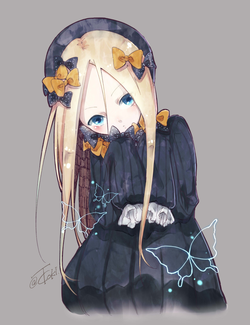 :o abigail_williams_(fate/grand_order) absurdres bangs black_bow black_dress black_hat blonde_hair blue_eyes bow bug butterfly dress fate/grand_order fate_(series) forehead grey_background hair_bow hands_up hat head_tilt highres insect long_hair long_sleeves looking_at_viewer orange_bow parted_bangs parted_lips polka_dot polka_dot_bow simple_background sleeves_past_fingers sleeves_past_wrists solo toki_(dokitoki) twitter_username very_long_hair