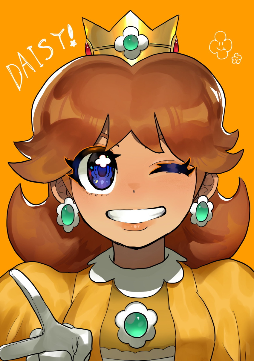 absurdres blue_eyes brooch brown_hair character_name crown dancho_no_mori dress earrings gloves green_gem highres jewelry looking_at_viewer mario_(series) one_eye_closed orange_background princess_daisy puffy_sleeves smile upper_body v white_gloves yellow_dress