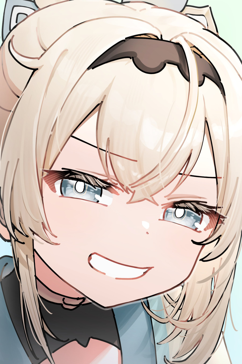 1girl absurdres black_hairband blonde_hair close-up double-parted_bangs green_eyes grin hairband highres hololive kazama_iroha kazama_iroha_(1st_costume) landl looking_at_viewer ponytail smile smug solo virtual_youtuber