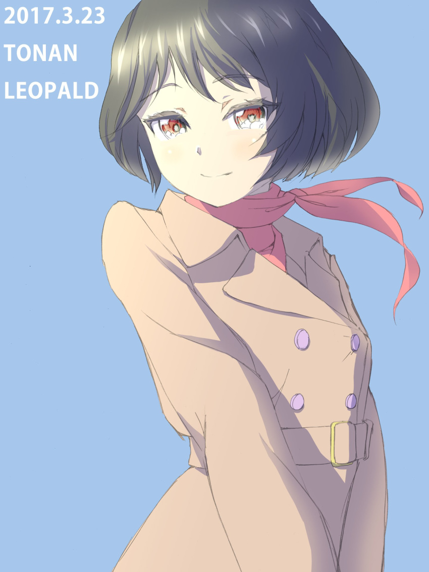 absurdres artist_name bangs black_eyes black_hair blue_background brown_coat closed_mouth coat commentary dated eyebrows_visible_through_hair girls_und_panzer highres long_sleeves looking_at_viewer neck_ribbon red_ribbon ribbon short_hair simple_background smile solo standing tonan_leopard trench_coat upper_body utsugi_yuuki v_arms wind