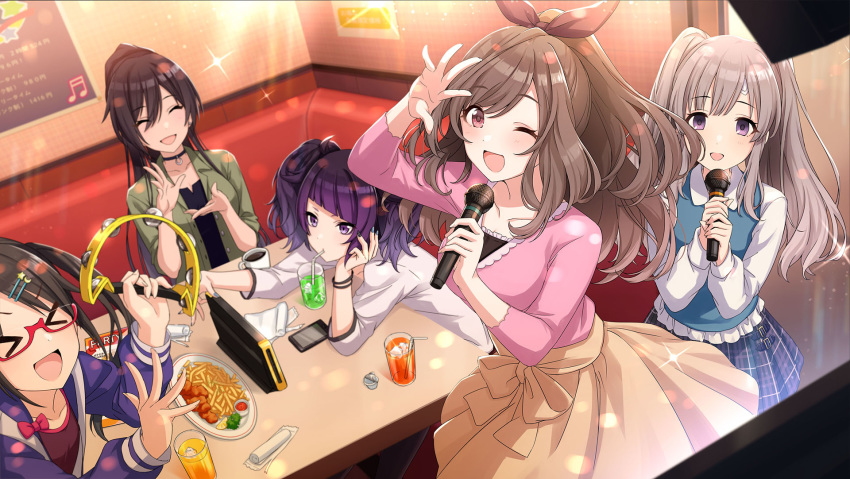 &gt;_&lt; :d ;d arm_up black_ribbon black_shirt blue_nails blue_vest bow bracelet brown_eyes brown_hair chin_rest choker closed_eyes collarbone drinking eyebrows_visible_through_hair floating_hair food glasses green_jacket hair_ribbon highres holding holding_microphone idolmaster idolmaster_shiny_colors indoors instrument jacket jewelry karaoke long_hair looking_at_viewer microphone mitsumine_yuika multiple_girls nail_polish official_art one_eye_closed open_clothes open_jacket open_mouth pink_shirt pleated_skirt ponytail purple_hair purple_sweater red-framed_eyewear red_bow ribbon semi-rimless_eyewear shiny shiny_hair shirase_sakuya shirt skirt smile sparkle standing sweater tambourine tanaka_mamimi tsukioka_kogane twintails under-rim_eyewear very_long_hair vest white_shirt yellow_skirt yuukoku_kiriko