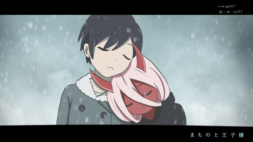 1girl bangs black_cloak black_hair child cloak closed_eyes coat commentary_request couple darling_in_the_franxx dated fur_coat fur_trim grey_coat hetero highres hiro_(darling_in_the_franxx) hood hooded_cloak horns letterboxed long_hair oni_horns parka pink_hair red_horns red_skin sdw0101 signature sleeping sleeping_on_person snow snowing translation_request winter_clothes winter_coat zero_two_(darling_in_the_franxx)